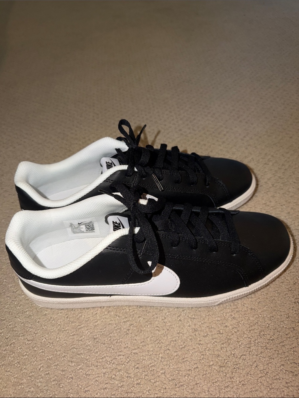 Nike Men’s Black and White Low-Profile Sneakers